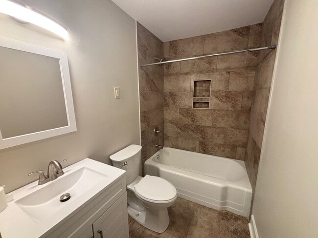Building Photo - 3 Bedroom 1 Bath Home in Rosewood