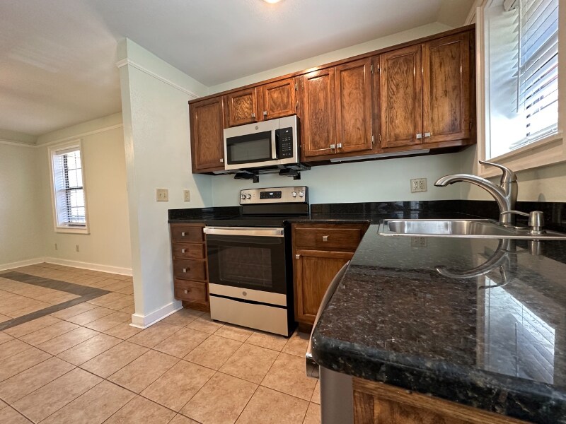 Building Photo - 507 E 7th St