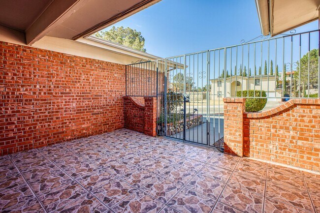 Building Photo - Beautiful House with 4 bed - 2 baths - office & covered big Jacuzzi