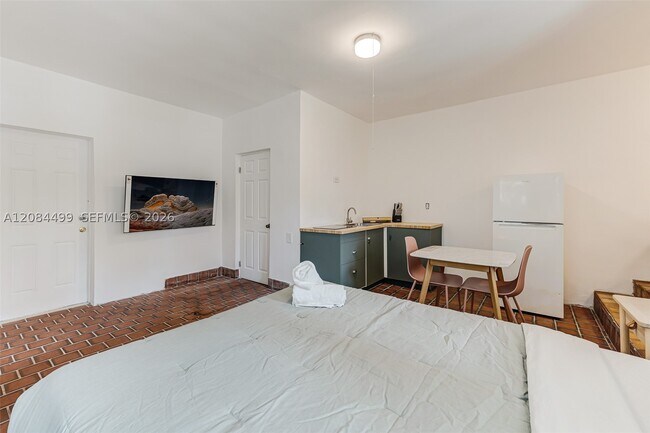 Building Photo - 571 NE 64th St