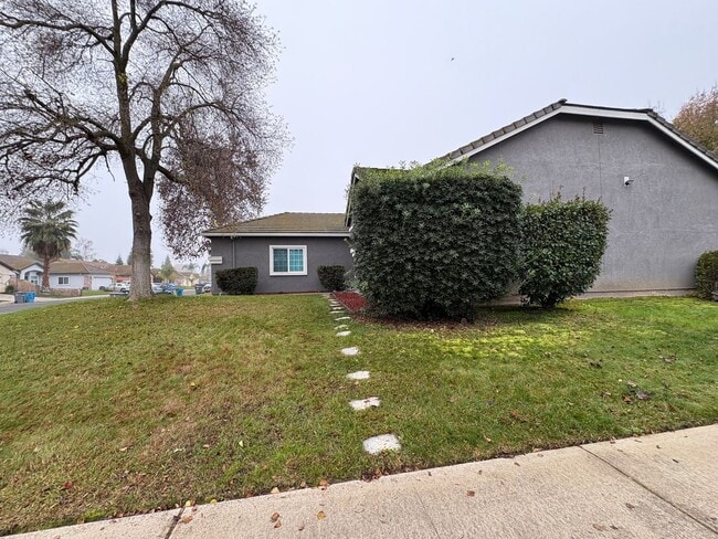 Building Photo - 3 Bedroom Home