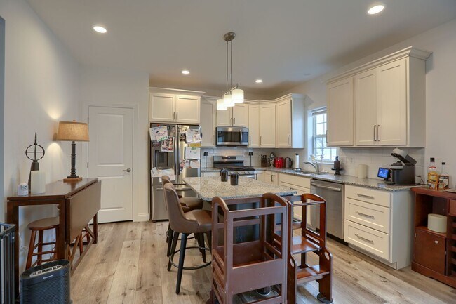 Building Photo - 4 bedroom townhome