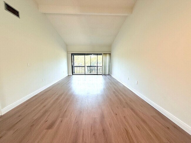 Building Photo - LOW MOVE-IN COST! Newly Listed 2-Bed/2-Bath Condo for Rent in Sarasota, FL!! Avail. Now!