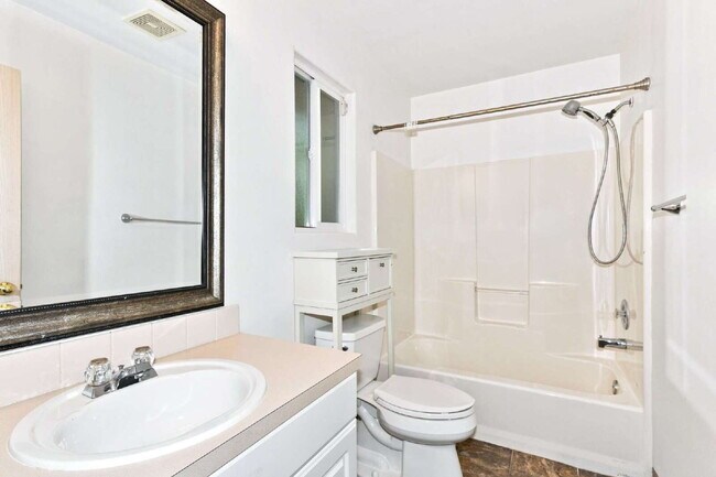 Building Photo - Freshly Updated 4BR Home with Fully Fenced Yard in Monroe- Available NOW for RENT!