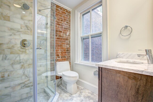 Building Photo - 633 C St NE