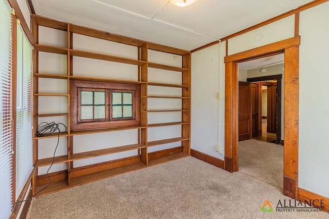 Building Photo - Ideal Location! Next to KSU!