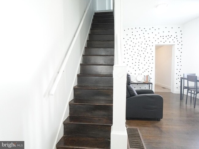 Building Photo - 6139 Larchwood Ave