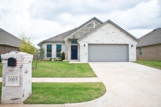 Building Photo - 1005 SW 140th St