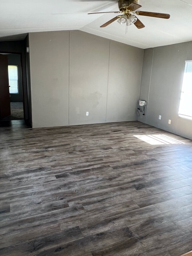 Building Photo - 204 E 1st St