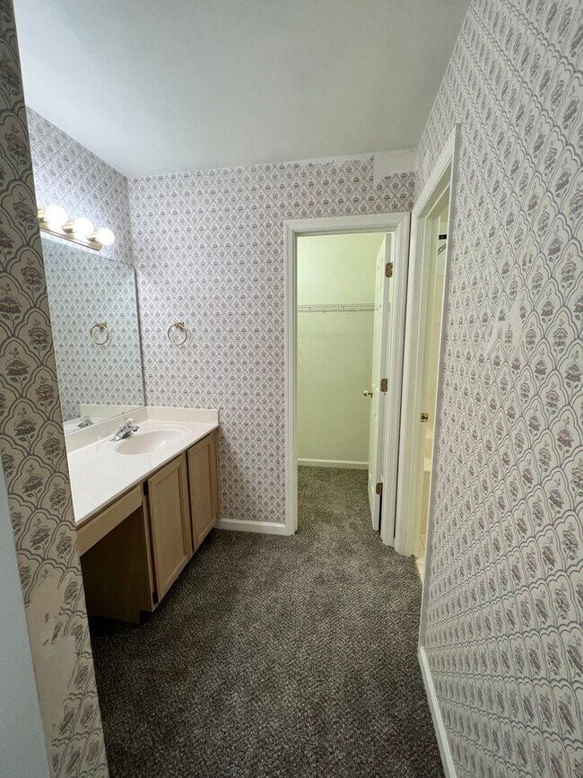 Building Photo - 2BR/2BATH Great School Zones! Available Summer 2026