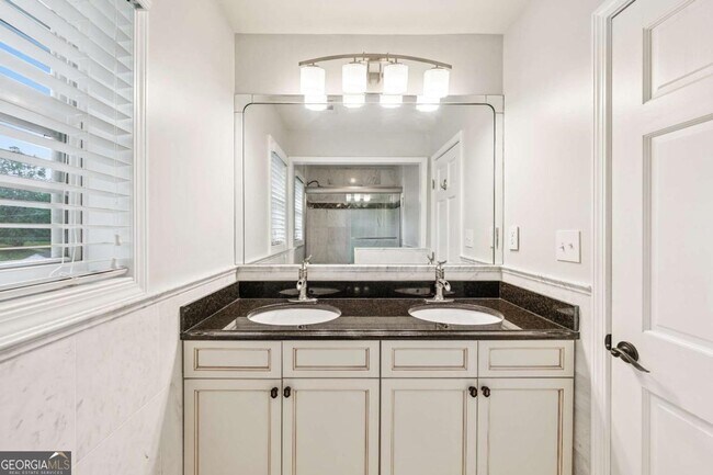 Building Photo - 1578 Lincoln Ave SE