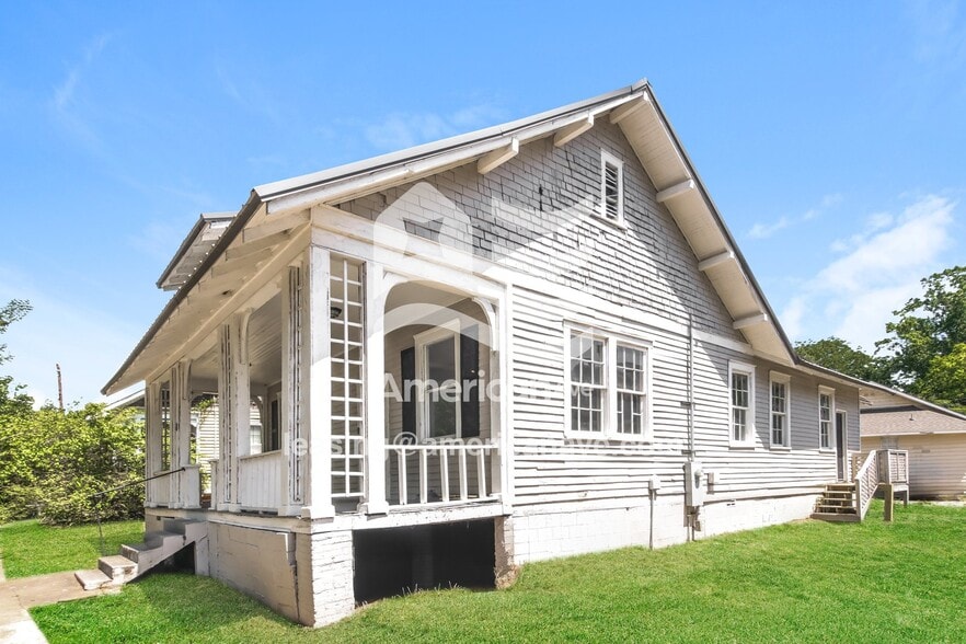 Building Photo - 8 Beechwood Heights