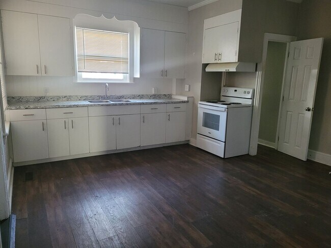 Building Photo - 257 E College Ave