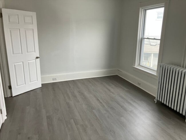 Building Photo - 422 John St