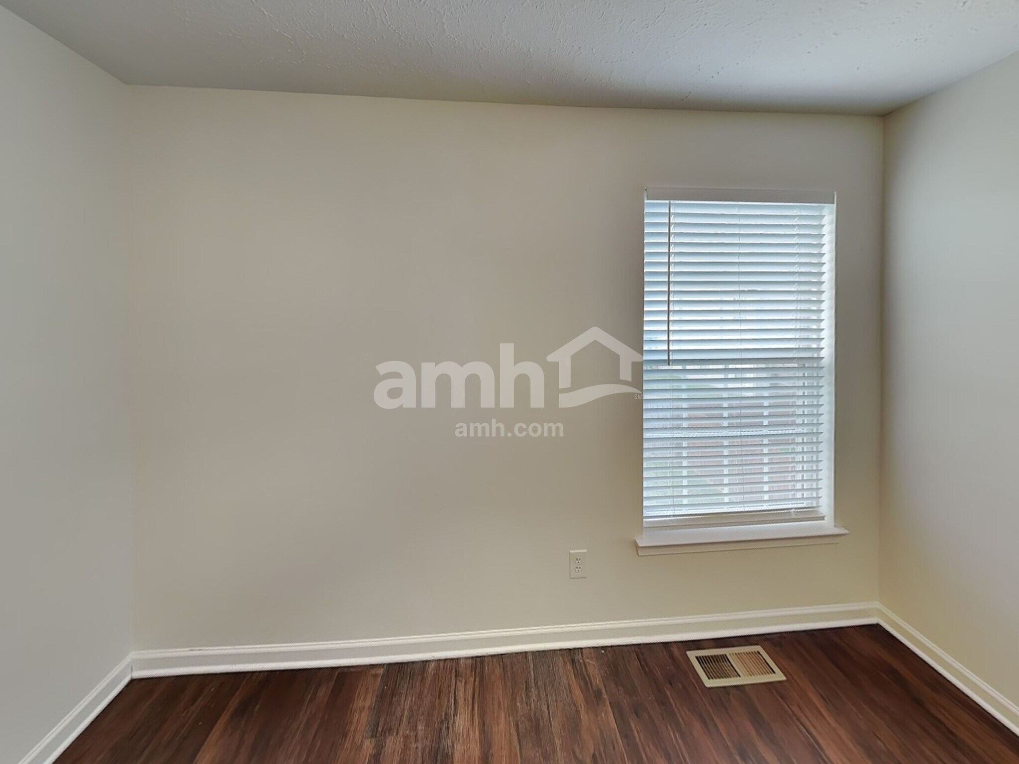 Building Photo - 1002 Daniel Ln