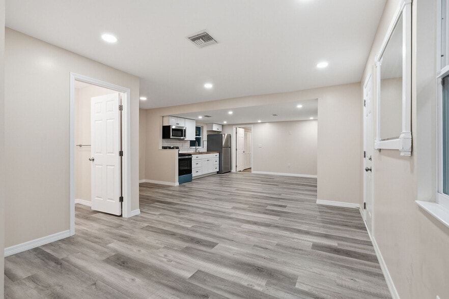 Building Photo - 903 Vine Ave