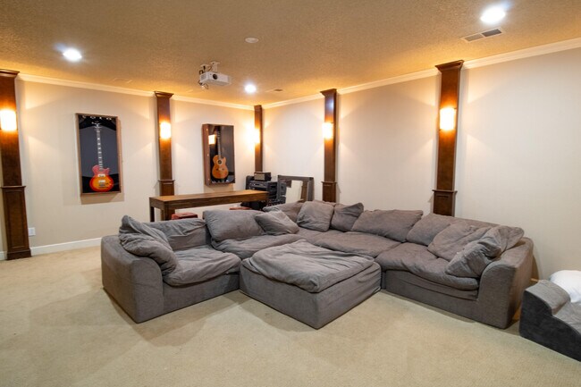 Building Photo - 306 N 10th St