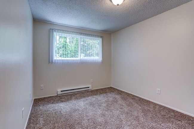 Building Photo - Remoduled 2x1 unit available Dec 1st!!