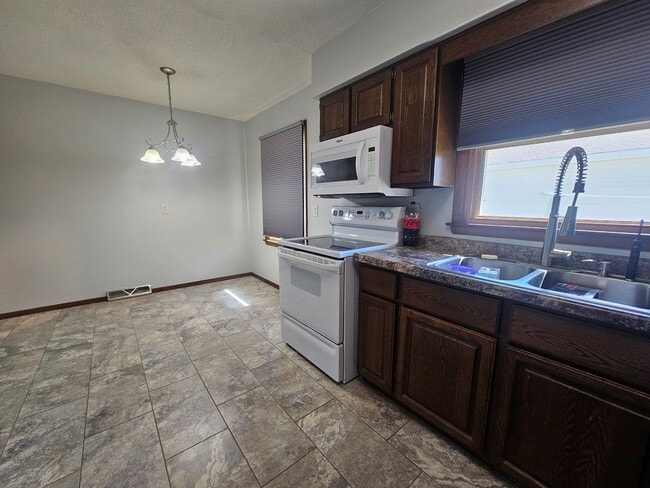 Building Photo - 2 Bedroom 2 Bath Corner Lot, In Small Town Fairfax