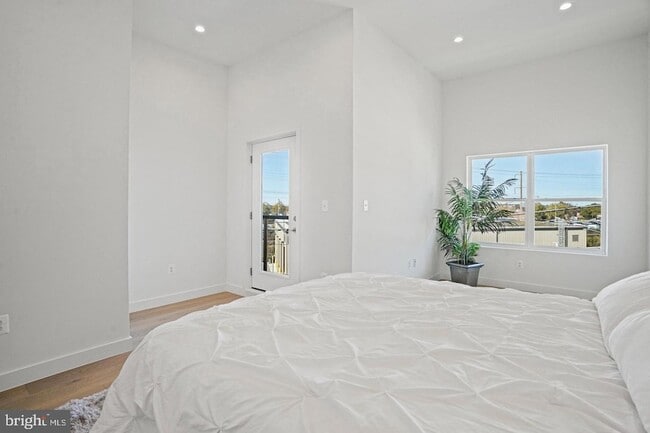 Building Photo - 4421 Kane Pl NE