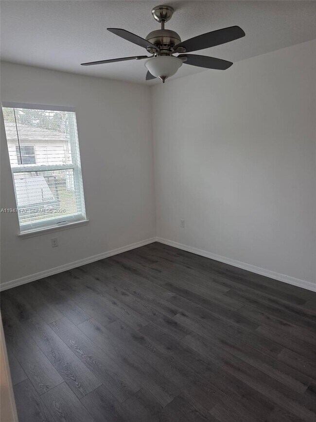 Building Photo - 982 SW Commonwealth Rd