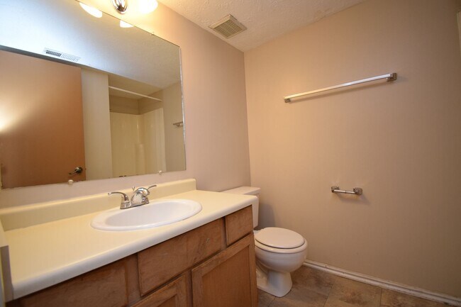 Building Photo - Spacious 5 Bed 2 Bath Home in West Jordan!