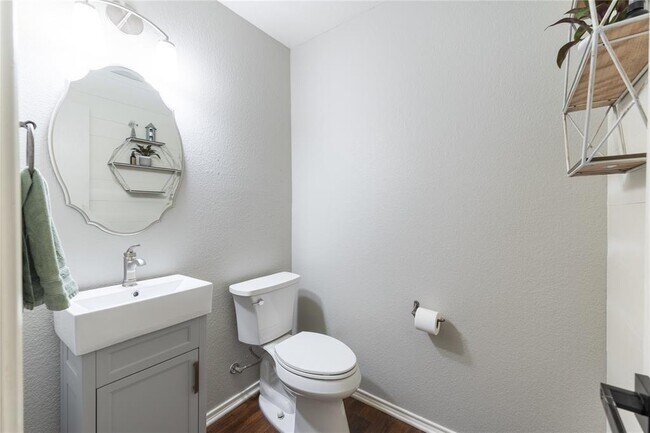 Building Photo - 201 S Sumac Ln