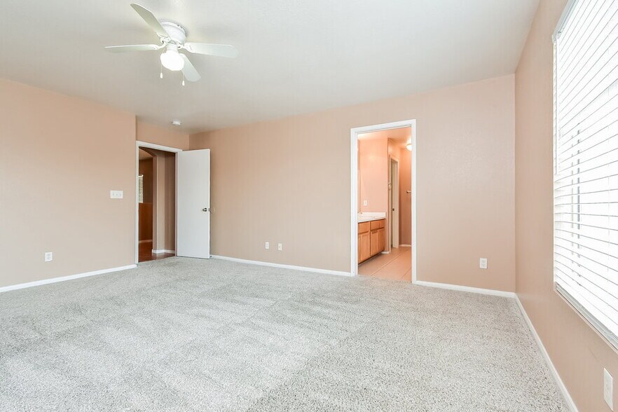 Building Photo - 1011 Emerald Stone Ave