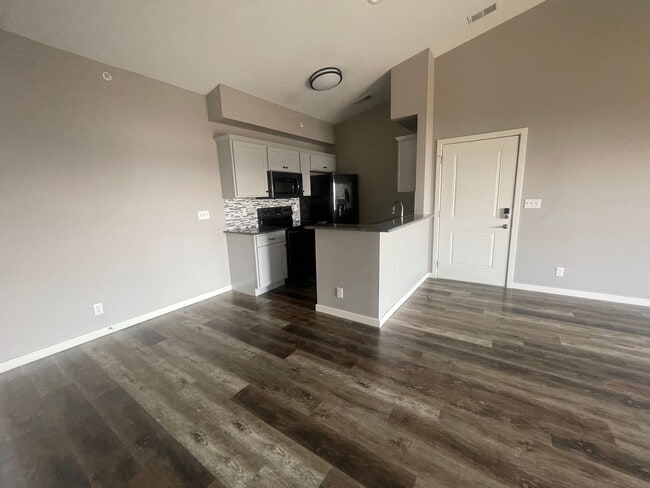 Building Photo - Unfurnished 3 Bedroom 2 Bath  Apartment With Lake-views of Table Rock Lake from each Room