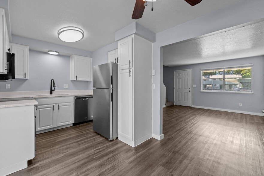 Building Photo - Sugar Pine