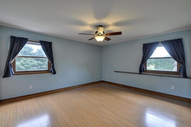 Building Photo - Spacious 4-Bedroom Home with Attached Garage in Salem Lakes