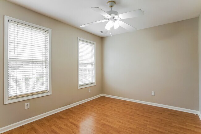 Building Photo - 512 Waterford Dr