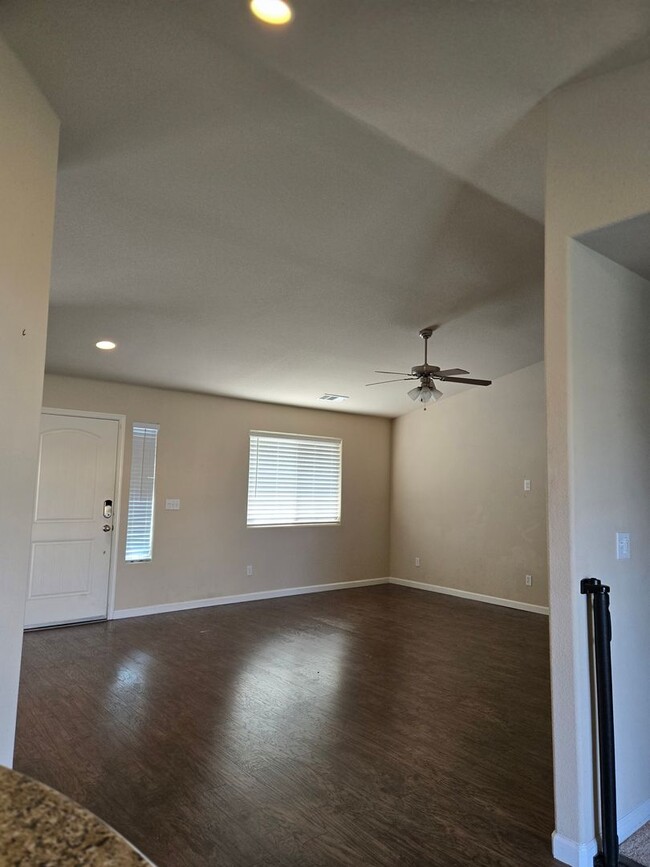 Building Photo - 3 BR 2 BA Available Now