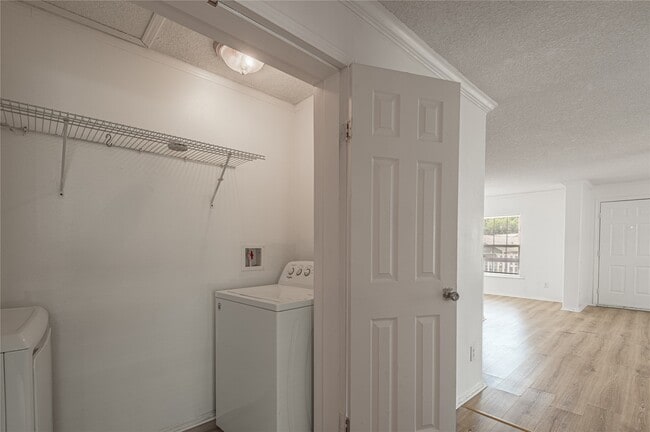 Building Photo - 112 Varsity Dr