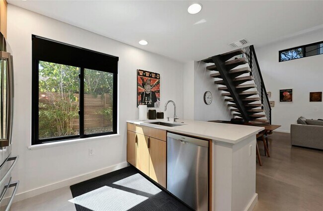 Building Photo - 407 S Park Dr