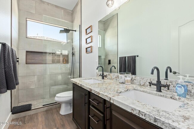 Building Photo - 8414 W Northview Ave