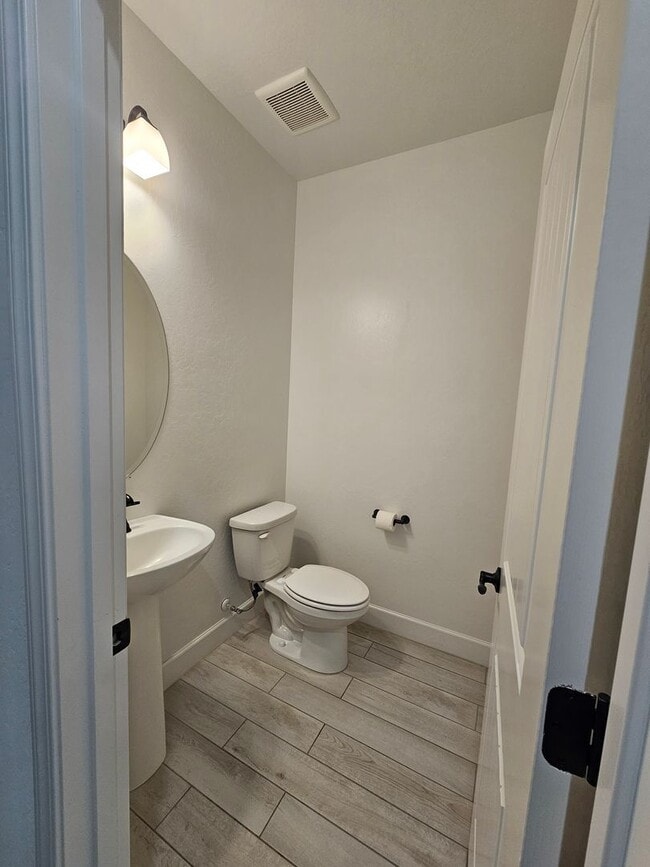 Building Photo - Beautiful Home in Gated Community