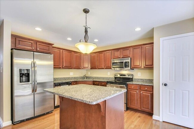 Building Photo - Beautifully maintained townhouse in Lake L...