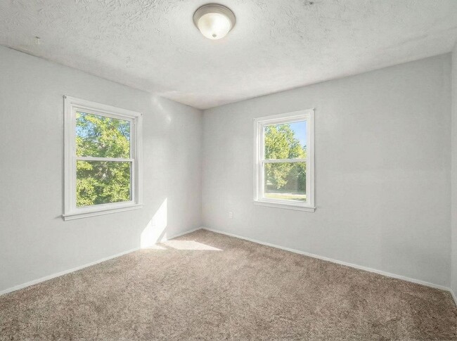 Building Photo - 1393 Summit St