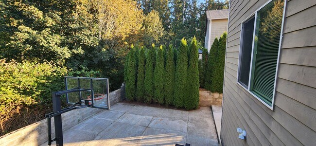 Building Photo - 5 bedroom 2.5 Bathroom single family home ...