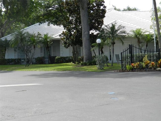 Building Photo - 6307 Bay Club Dr