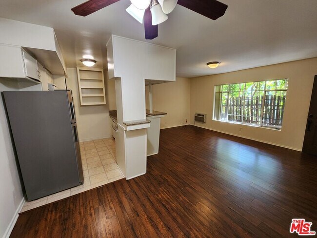 Building Photo - 1013 N San Vicente Blvd