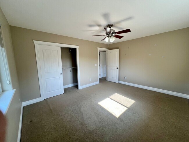 Building Photo - Beautiful 3 Bedroom in Private Community!