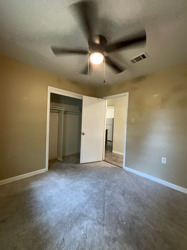 Building Photo - 1314 Oak Dr