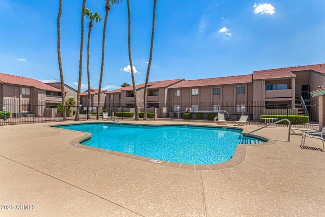 Building Photo - 623 W Guadalupe Rd