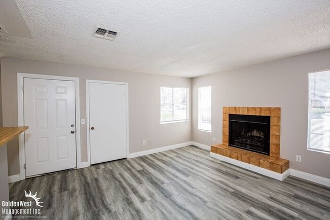 Building Photo - Beautifully Updated 2Bdm 1Ba Unit in a Gat...