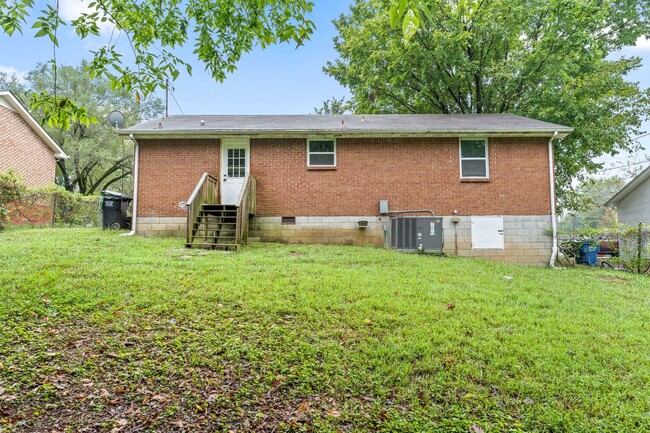 Building Photo - Renovated 3 Bedroom Dog Friendly Home For ...
