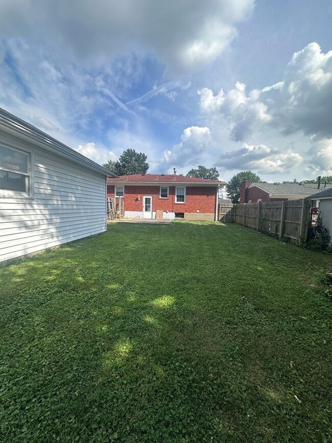 Building Photo - Hikes Point 3+ bedroom home with finished basement and garage