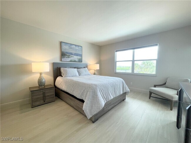 Building Photo - 12945 Vanderbilt Dr