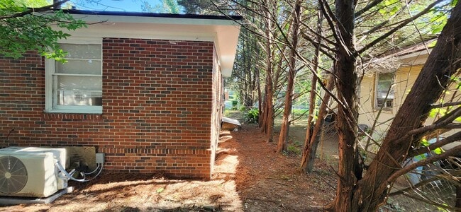 Building Photo - 3 bedroom home near base